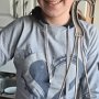 Zdjęcie 13 uczennica klasy 6 przesadza zieloną roślinę
